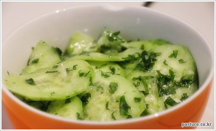 상큼하고 아삭한 오이무침 레시피로 여름 반찬 완벽하게 준비하기